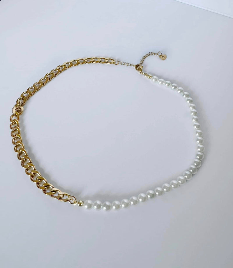 Oh so pretty Pearl/Chain necklace in Gold